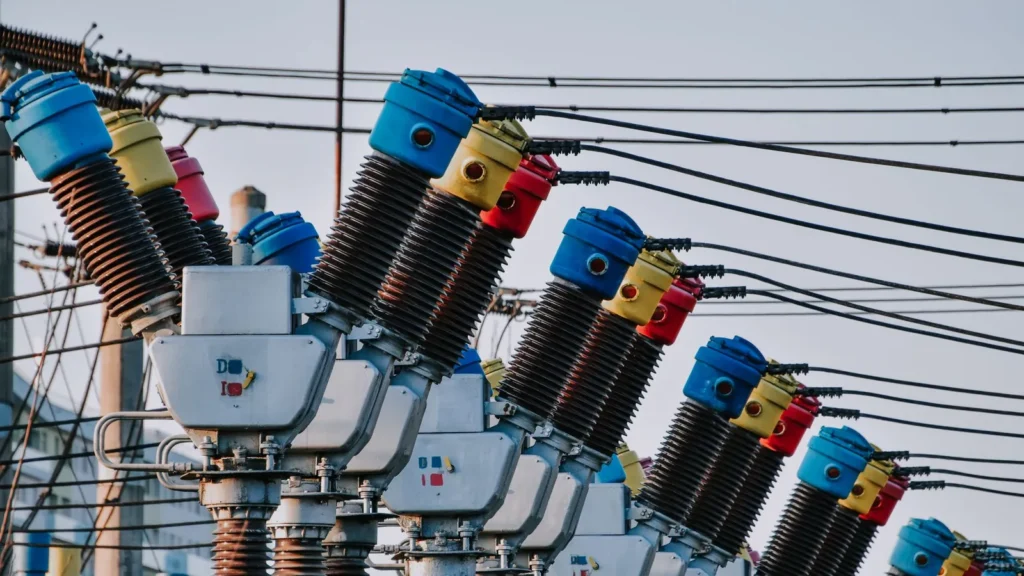 Aisladores y equipos de una subestación eléctrica