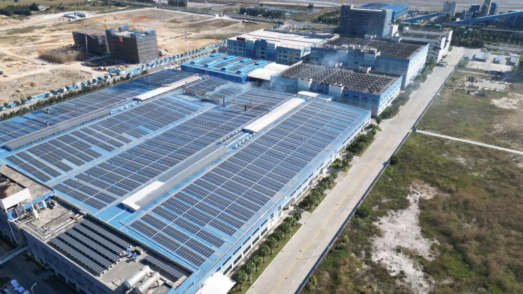 Vista aérea de un complejo industrial con techos cubiertos de paneles solares
