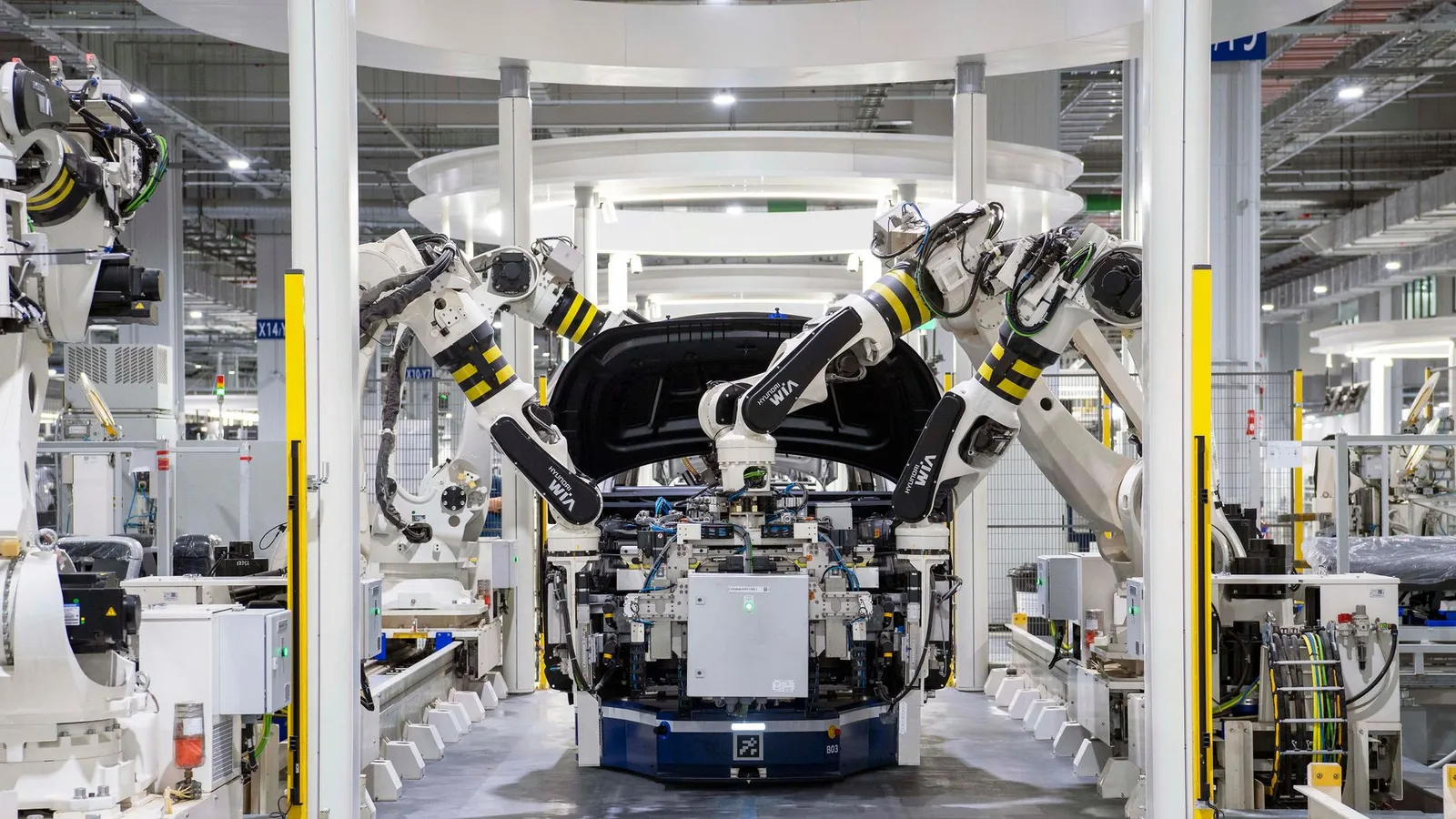 Línea de ensamble automotriz con robots industriales