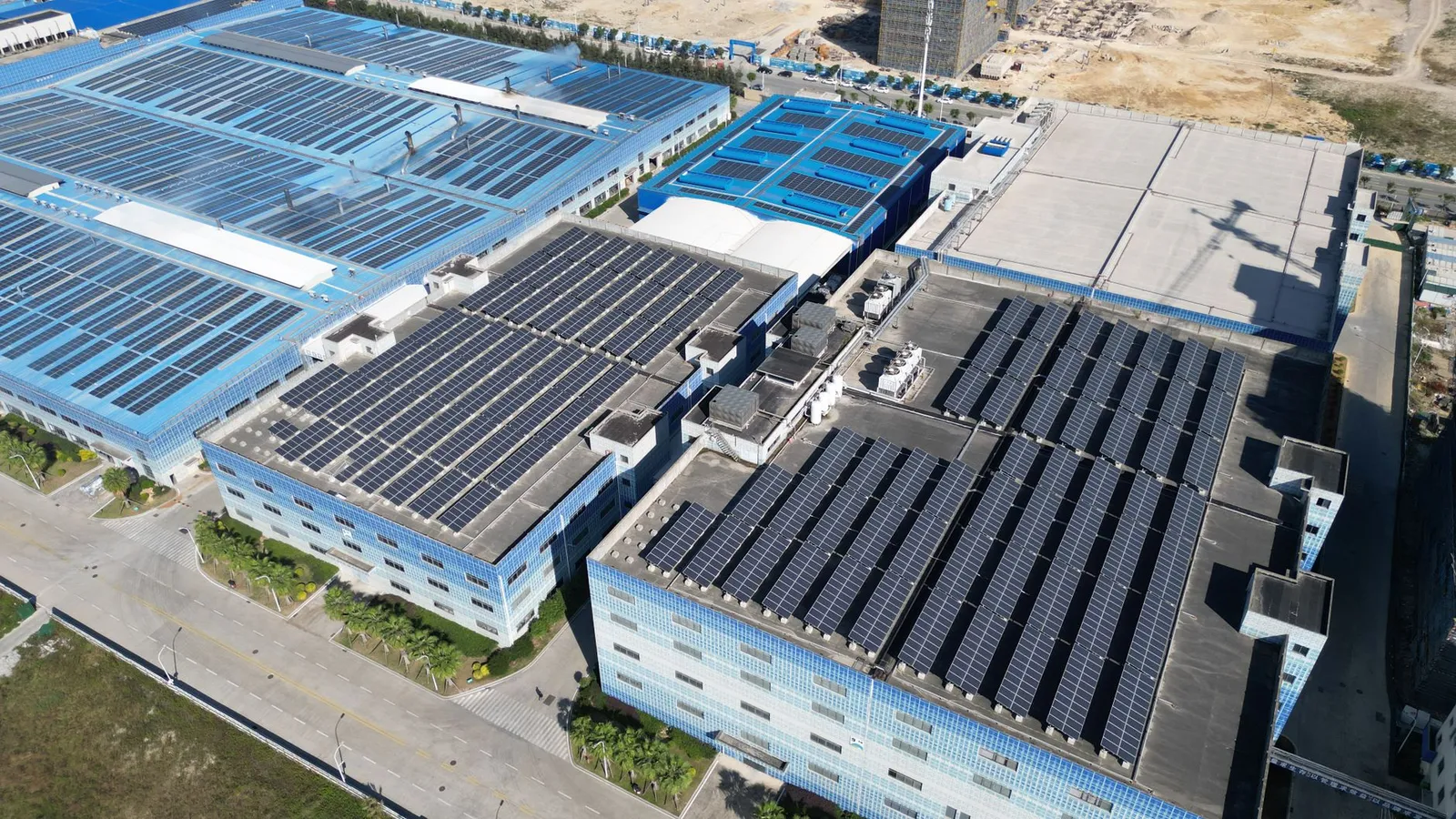 Nave industrial con paneles solares instalados en el techo