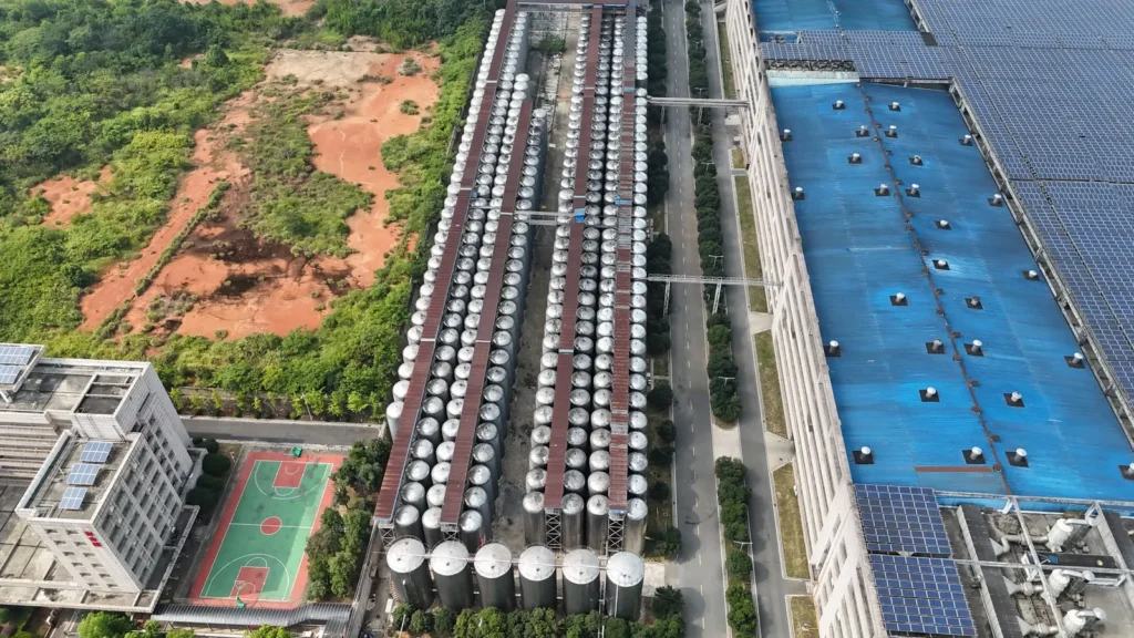 Vista aérea de un parque industrial con varias naves con paneles solares en el techo