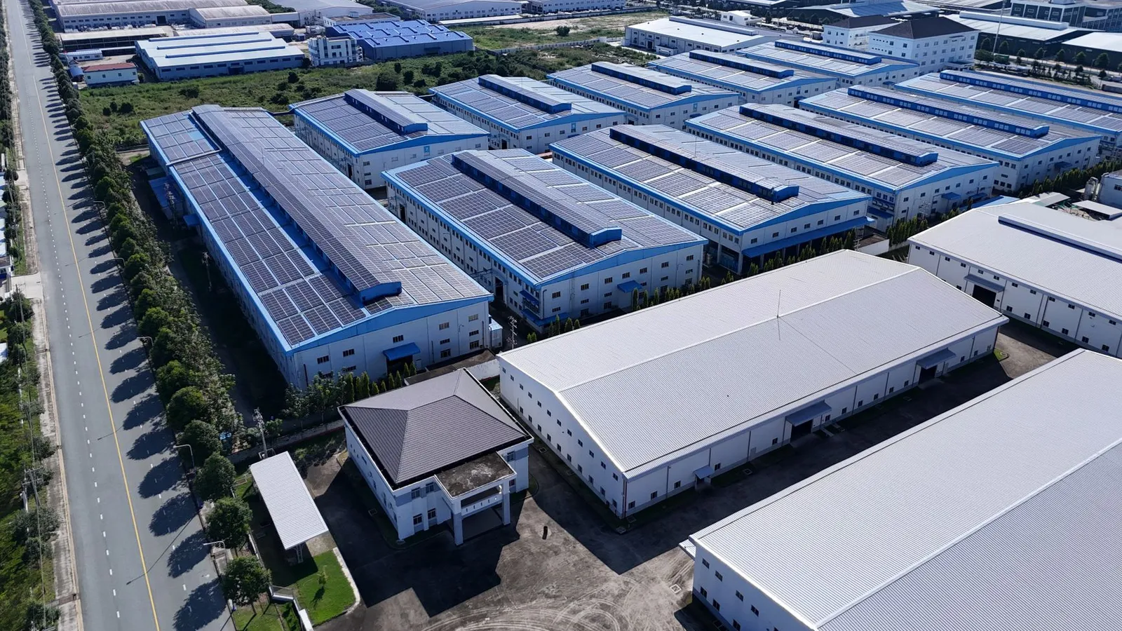 Vista aérea de un parque industrial con paneles solares en los techos de las naves