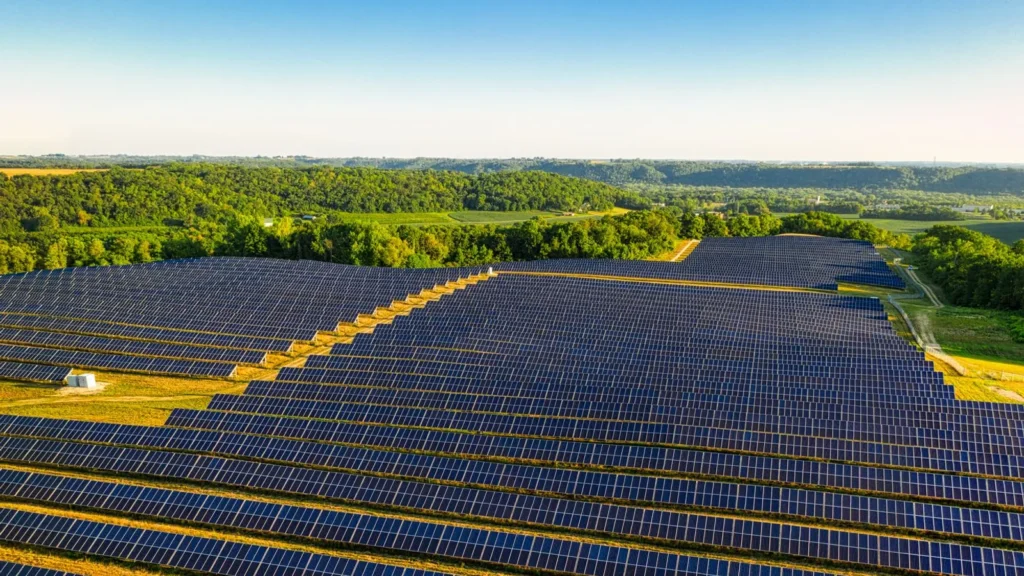 Parque solar de gran escala con hileras de paneles en campo abierto
