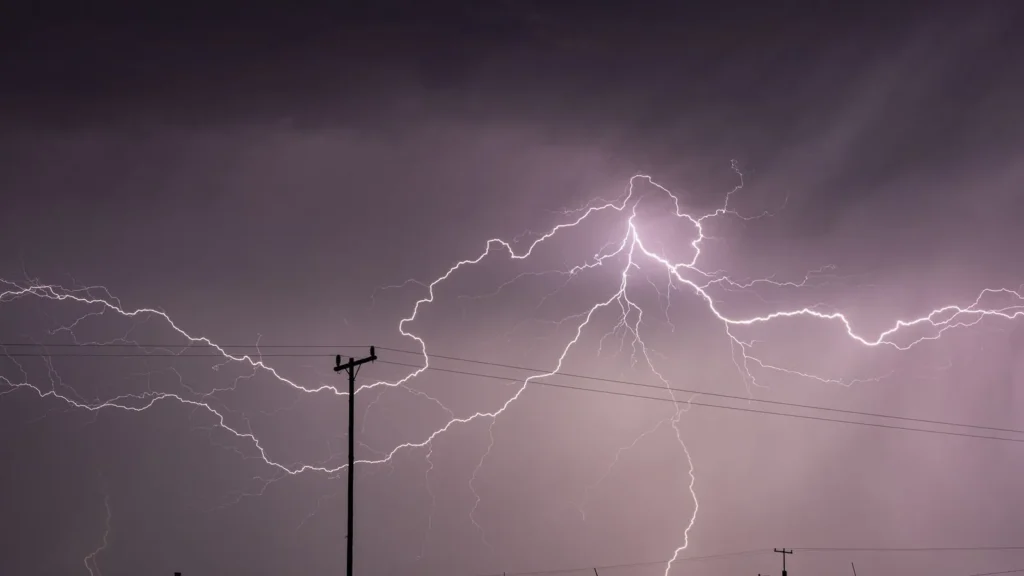 Tormenta eléctrica con rayos sobre líneas de distribución
