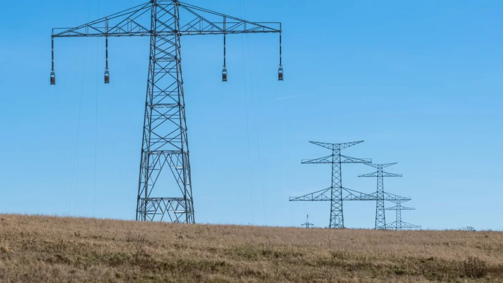 Torres de alta tensión con líneas de transmisión