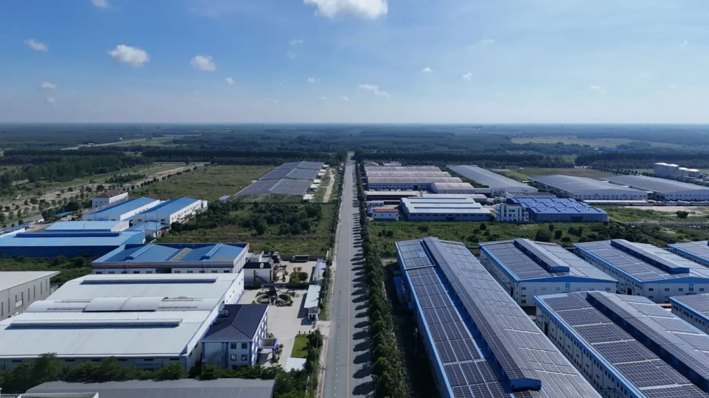 Zona industrial con paneles solares en los techos y el horizonte al fondo