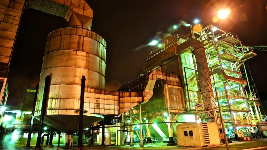 Estructura industrial iluminada de noche