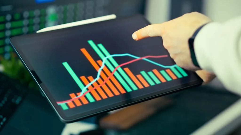 Gráfica de barras y líneas de consumo en la pantalla de una tableta