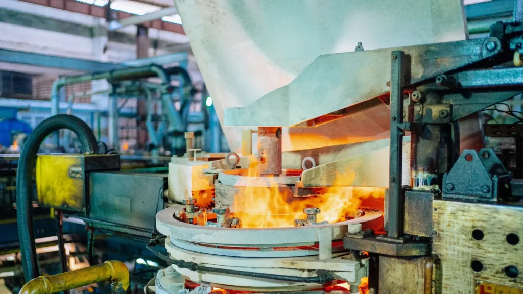 Horno en operación dentro de una fábrica de vidrio