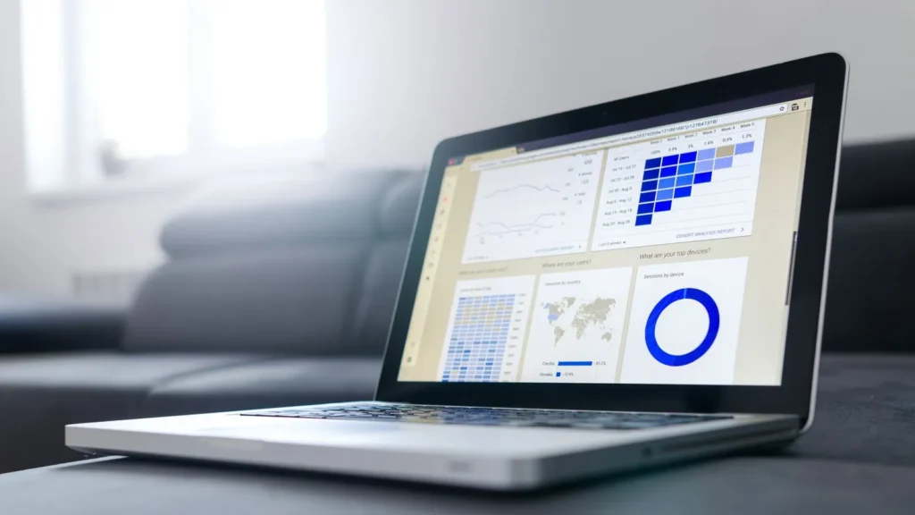 Laptop con un tablero de datos y gráficas en pantalla