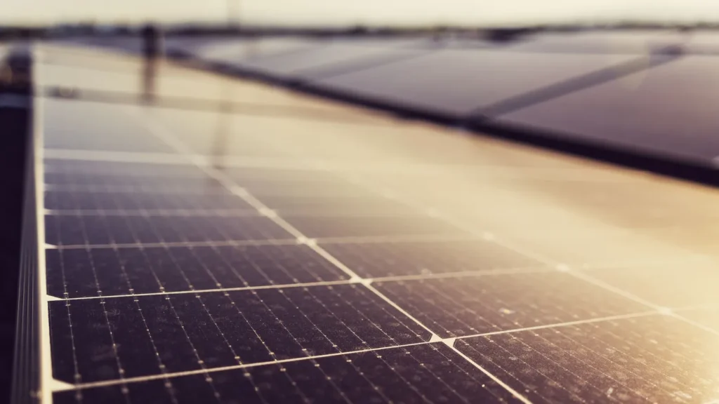 Acercamiento a la superficie de un panel solar con luz de tarde