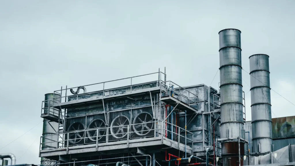Planta industrial con chimeneas metálicas