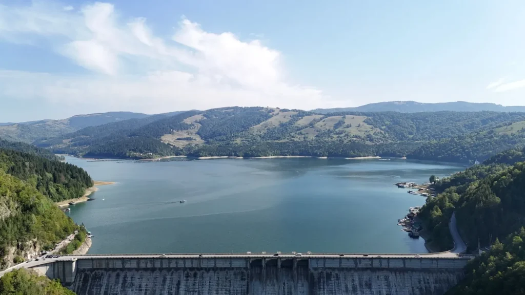 Presa y embalse entre montañas, vista aérea
