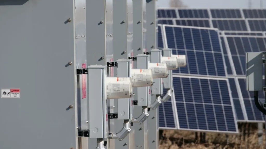 Tableros eléctricos junto a un arreglo de paneles solares