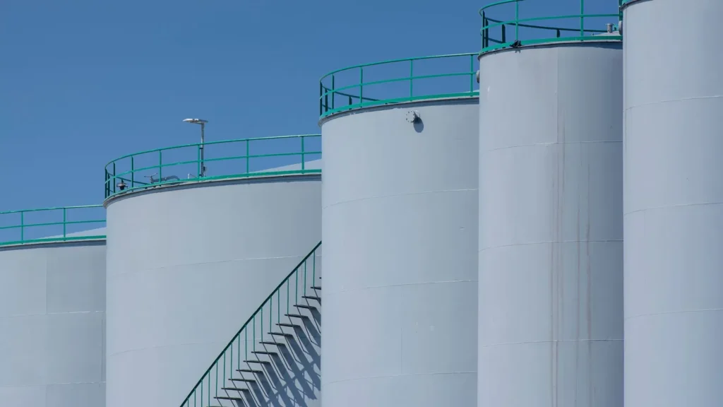 Tanques industriales de almacenamiento bajo un cielo despejado