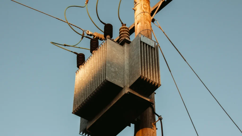 Transformador de distribución en un poste al atardecer