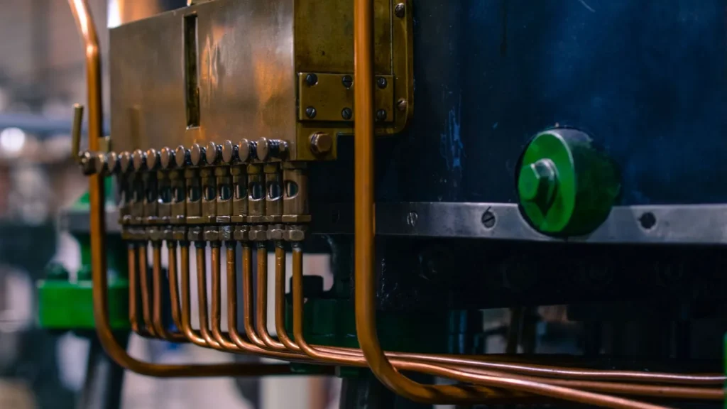 Tuberías de cobre y componentes de acero en una máquina industrial