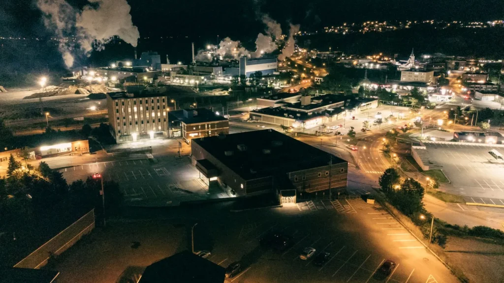 Vista aérea nocturna de una zona industrial iluminada